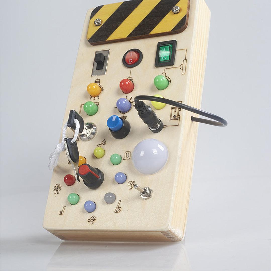 Interaktive Holz-Sinneswand mit Schaltern und Tasten