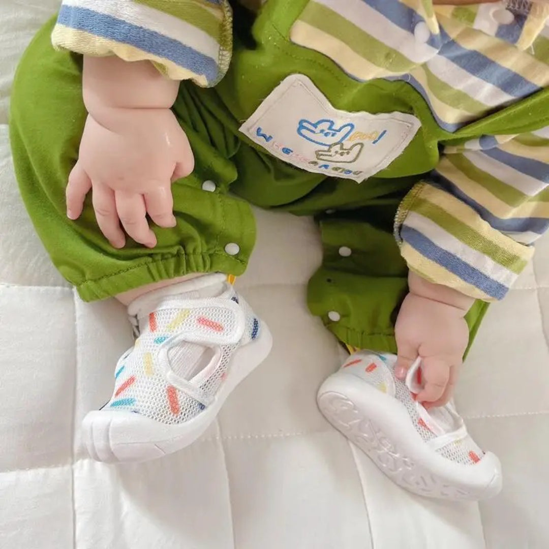 Leichte, atmungsaktive, rutschfeste Babysandalen für die ersten Schritte